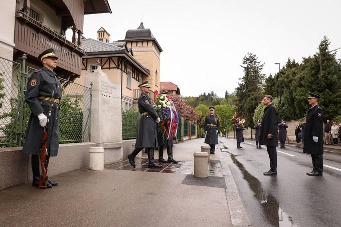 Pred slovesnostjo v Predsedniški palači sta predsednik Republike Slovenije Borut Pahor in Marijan Križman, predsednik Zveze združenj borcev za vrednote narodnoosvobodilnega boja Slovenije, položila venca k spomeniku OF v Rožni dolini